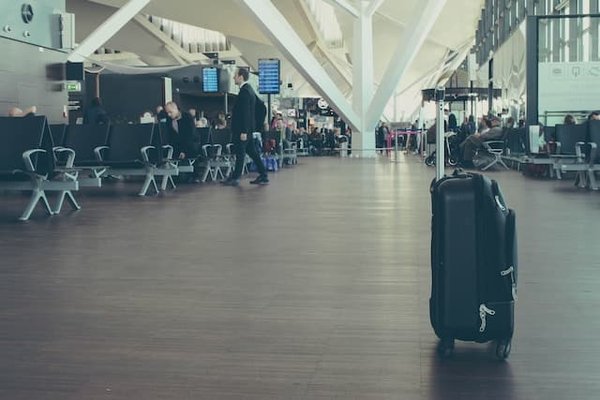 Quelle est la différence entre une valise à roulettes et une valise à bretelles ?