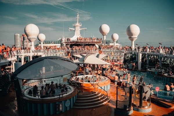 Quels sont les équipements et les services à bord d'une croisière ?