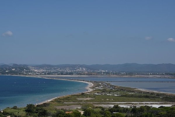 Quels sont les types d'hébergement disponibles dans les campings à Hyères les Palmiers ?