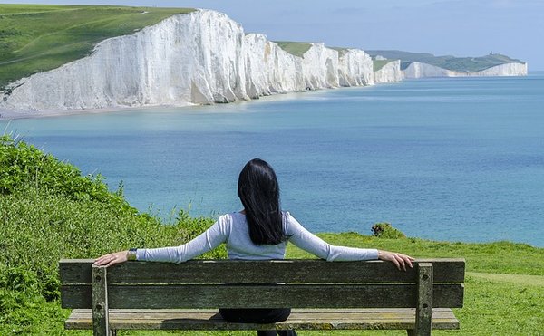 Quels sont les atouts des campings situés sur la plage de Vias ?