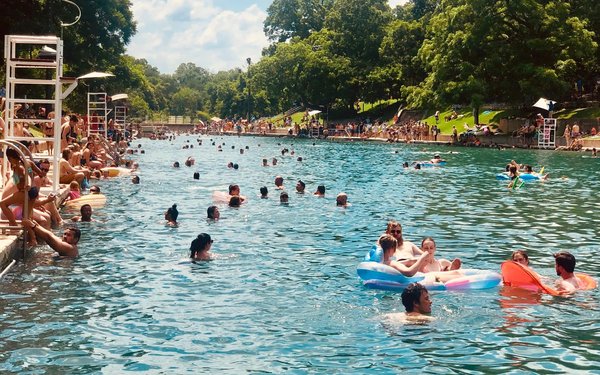 Les meilleurs emplacements de camping en Dordogne au bord de la rivière : votre guide ultime