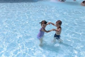 joie de la piscine en famille