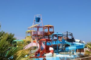 Un camping avec un parc aquatique équipé de toboggans